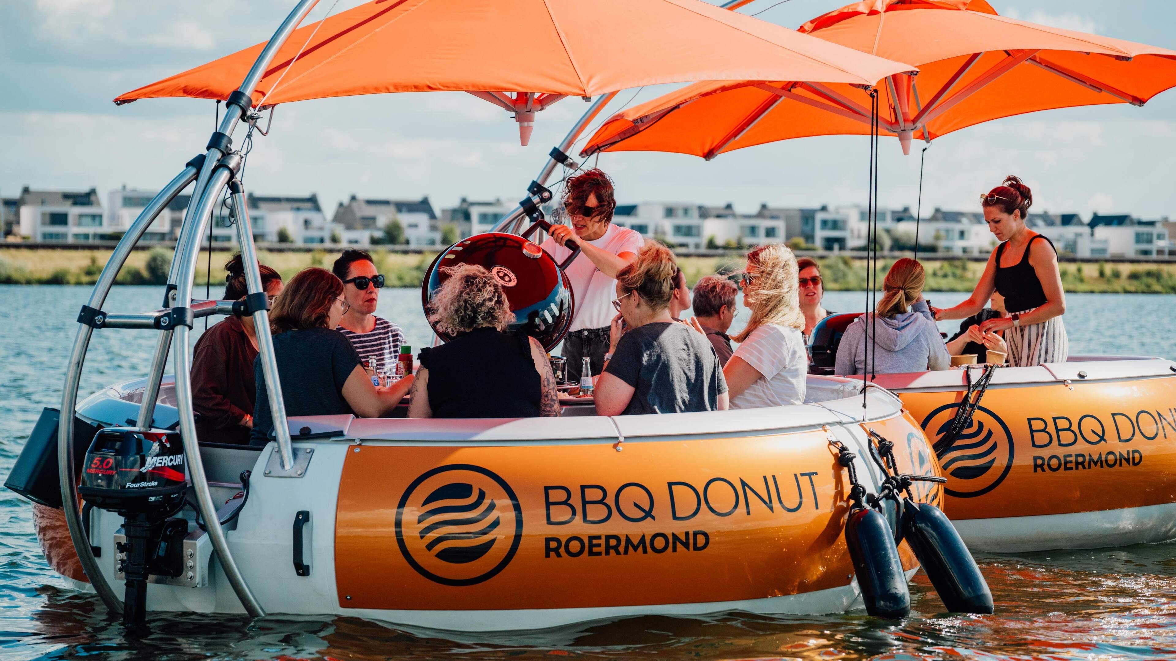Dobberen op de Oolderplas met een BBQ Donut: een varende grill is de nieuwe trend